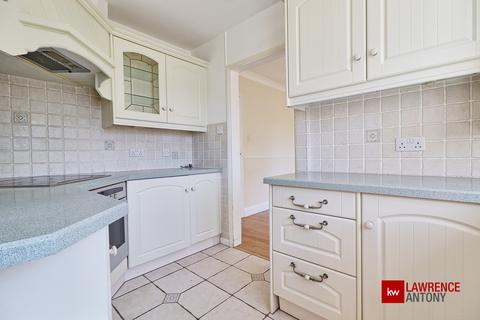 6 Blower Close, Rayleigh, SS6 8HW
