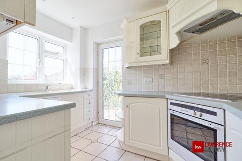 6 Blower Close, Rayleigh, SS6 8HW