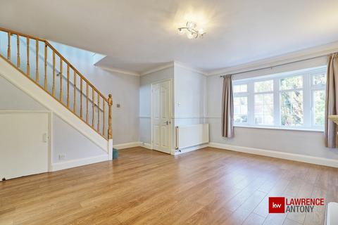6 Blower Close, Rayleigh, SS6 8HW