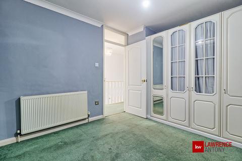 6 Blower Close, Rayleigh, SS6 8HW