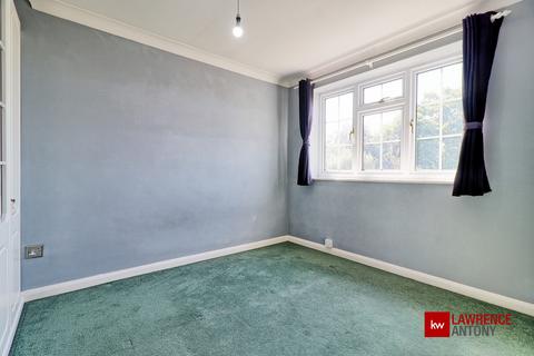 6 Blower Close, Rayleigh, SS6 8HW