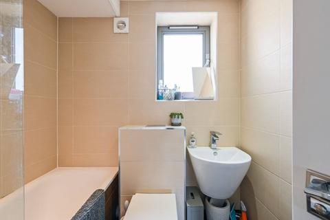 2 bedroom flat for sale, Finsbury Park Road, Finsbury Park, London, N4