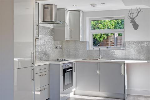 2 bedroom terraced house to rent, Collard Green, Loughton IG10