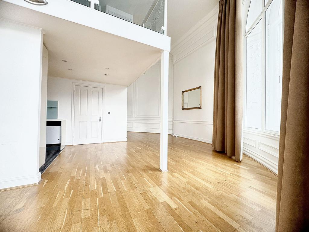 Sitting/Dining & Kitchen