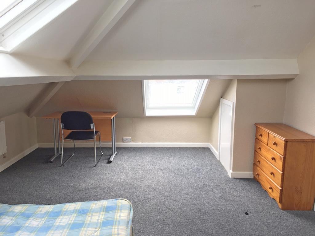 This charming double bedroom features a well-li...