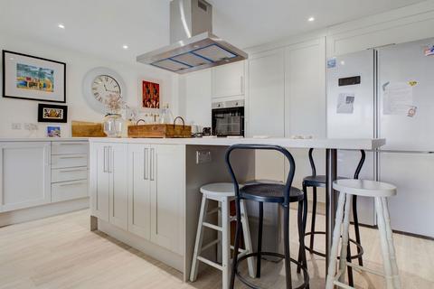 1 bedroom ground floor flat for sale, Kings Court, Brighton Road, Lancing, BN15 8EY