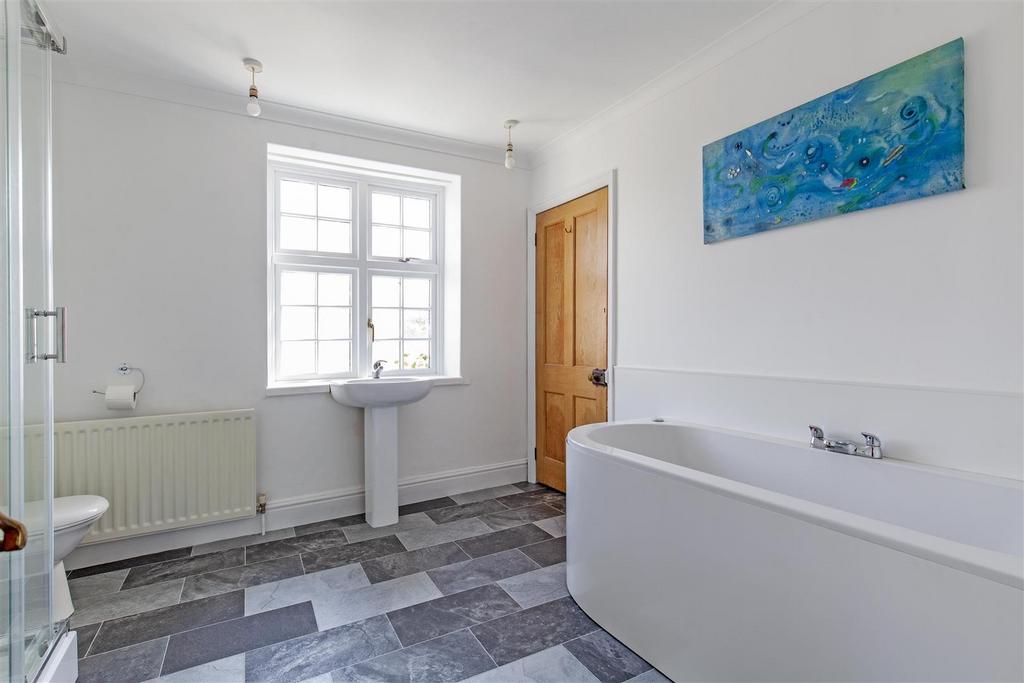 Bathroom 1-1.jpg