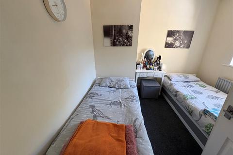 24 Greenwell Row, Clayton, Bradford, BD14 6RB