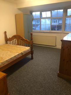 3 bedroom terraced house to rent, Hanover Gardens, Ilford IG6