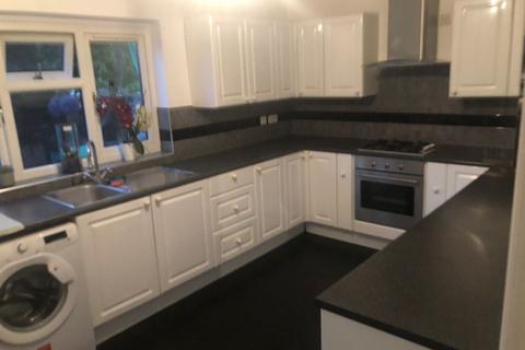 3 bedroom terraced house to rent, Hanover Gardens, Ilford IG6