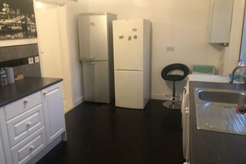 3 bedroom terraced house to rent, Hanover Gardens, Ilford IG6