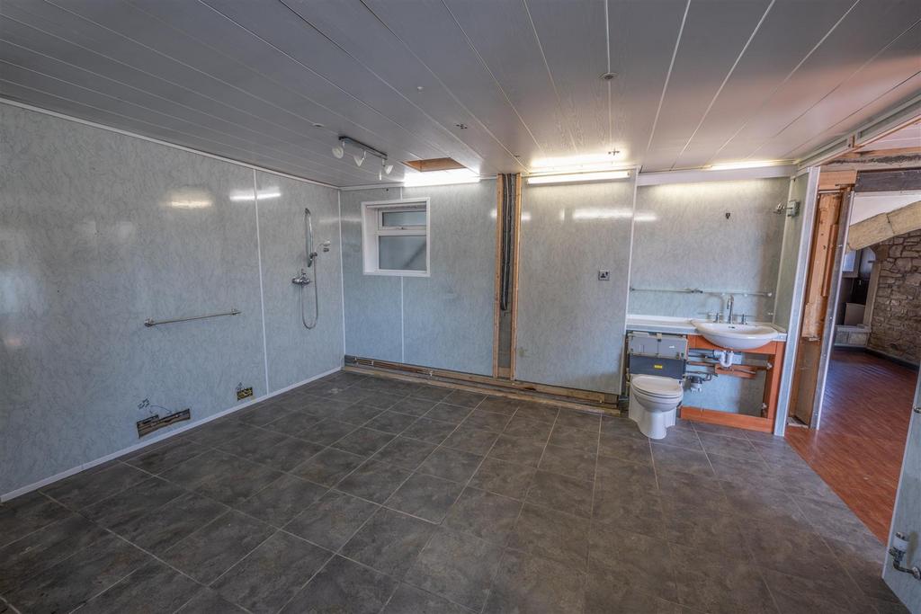 4 Bathroom 1 resize.jpg