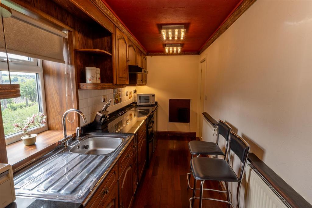 6 Kitchen.jpg