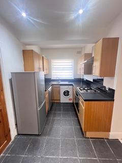 2 bedroom flat to rent, Hutton Grove, London, N12