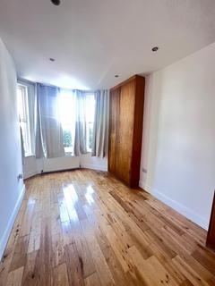 2 bedroom flat to rent, Hutton Grove, London, N12
