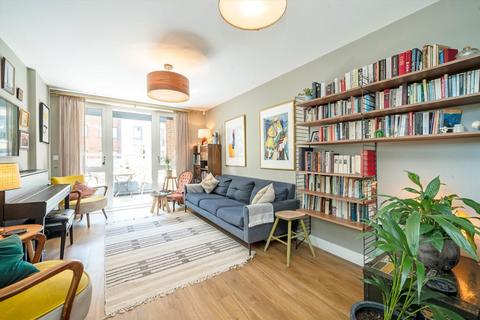 3 bedroom flat for sale, Colonnade Gardens, London W3