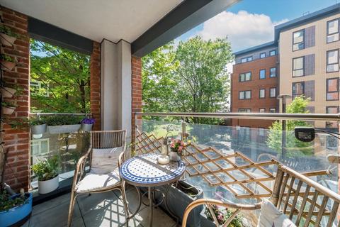 3 bedroom flat for sale, Colonnade Gardens, London W3