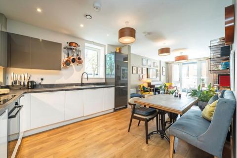 3 bedroom flat for sale, Colonnade Gardens, London W3