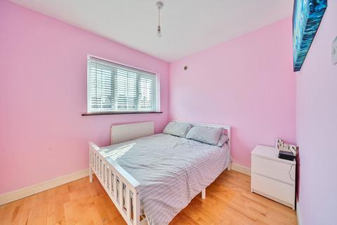 18 Crest Gardens, Ruislip, HA4 9HD