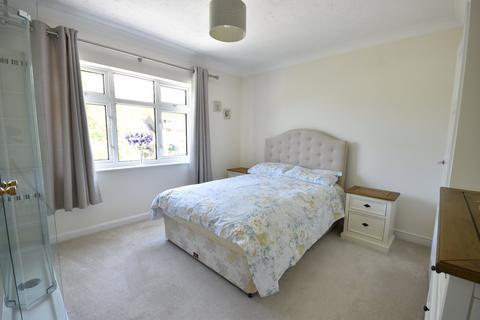 17 Broadbridge Lane, Smallfield, Horley, RH6 9RE