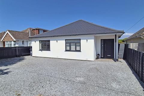 3 bedroom bungalow for sale, Seacroft Avenue, Barton on Sea, New Milton, Hampshire, BH25