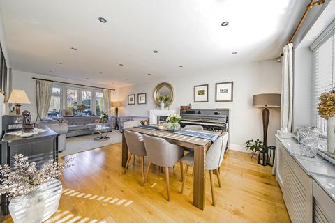 7 Pyrian Close, Woking, GU22 8LD