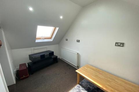 2 bedroom flat to rent, Ashburton Avenue ILFORD IG3 9EP