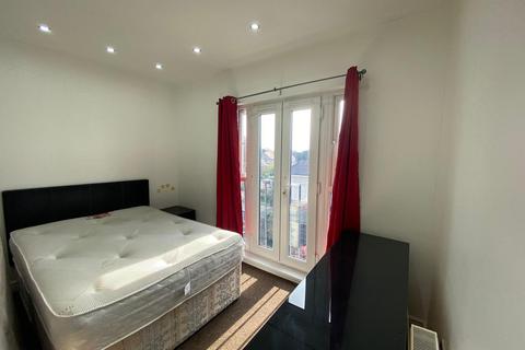 2 bedroom flat to rent, Ashburton Avenue ILFORD IG3 9EP