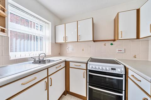 2 bedroom flat for sale, Market Square, Alton, Hampshire, GU34
