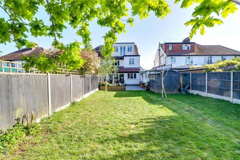 33 Arundel Gardens, Westcliff-on-sea, SS0 0BL