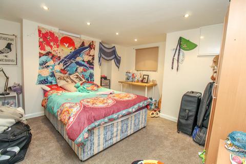 6 bedroom terraced house to rent, Graham Grove, Burley, Leeds, LS4
