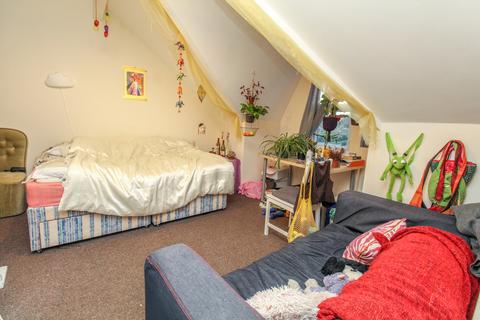 6 bedroom terraced house to rent, Graham Grove, Burley, Leeds, LS4