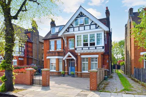 8 Blakesley Avenue, London, W5 2DW