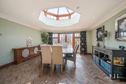 24 Hardley Crescent, Hornchurch, RM11 2EL