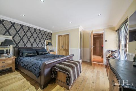 24 Hardley Crescent, Hornchurch, RM11 2EL