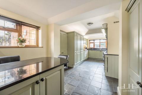24 Hardley Crescent, Hornchurch, RM11 2EL