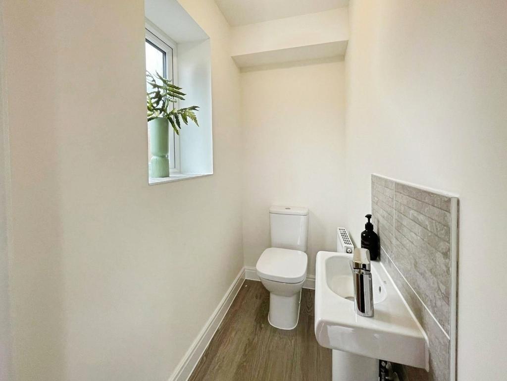 Pbox-bathroom-346680.JPG