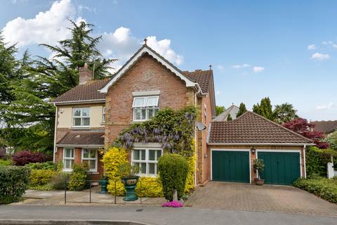 3 bedroom detached house for sale, Oakland Place, Buckhurst Hill