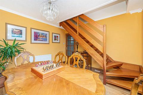 90 Garvock Hill, Dunfermline, KY12 7RN
