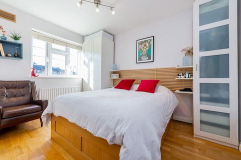 2 bedroom flat for sale, Great North Road, London N2