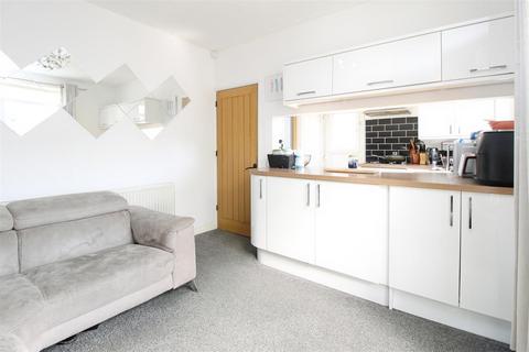 5 Old Road, Bradford, BD7 4PJ