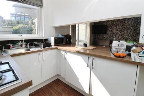 5 Old Road, Bradford, BD7 4PJ
