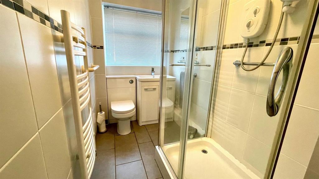 3 piece tiled shower room