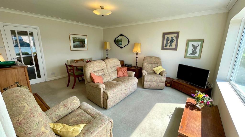 Open plan lounge/dining room