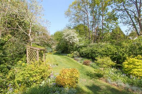 4 Beeches Walk, Carshalton, SM5 4JT