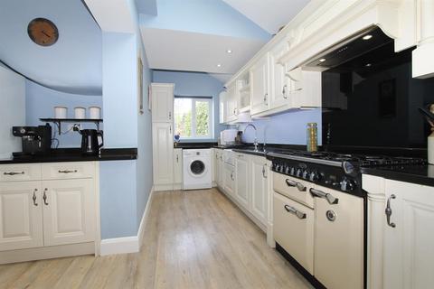 4 Beeches Walk, Carshalton, SM5 4JT
