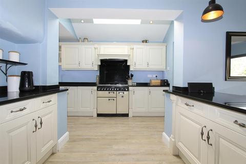 4 Beeches Walk, Carshalton, SM5 4JT