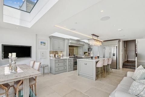 5 bedroom terraced house for sale, Campana Road, London