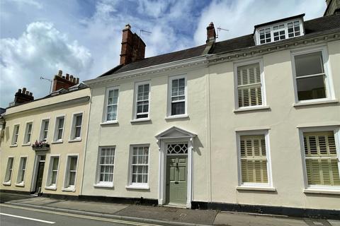 One Bedroom Flat with Garden & Parking in Central Wells