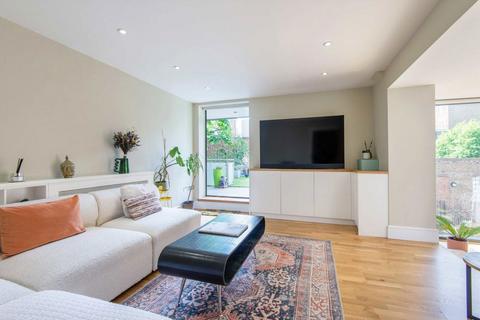 2 bedroom flat to rent, Millers Way, London W6